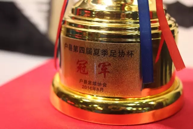 德媒：拜仁有意22岁左后卫N·布朗替代戴维斯，法鹰要价超6千万